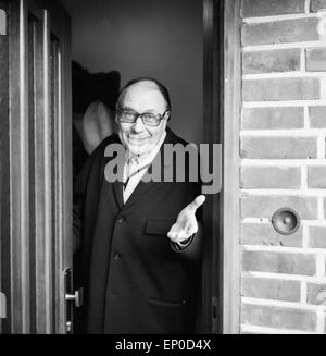 Deutscher Komiker und Wortspieler Heinz Erhardt an der Tür seines Hauses in Hamburg, Anfang 1970er Jahre. German comedian and Stock Photo