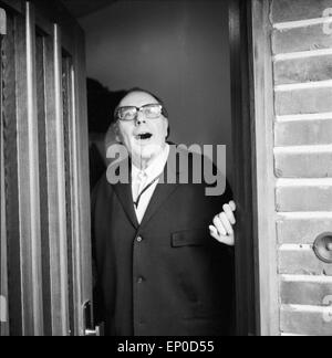 Deutscher Komiker und Wortspieler Heinz Erhardt an der Tür seines Hauses in Hamburg, Anfang 1970er Jahre. German comedian and Stock Photo