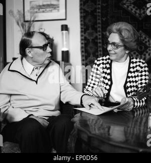 Deutscher Komiker und Wortspieler Heinz Erhardt mit seiner frau Gilda in ihrem Haus in Hamburg, Anfang 1970er Jahre. German c Stock Photo