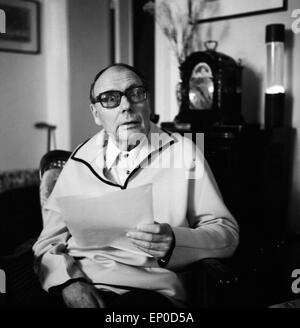 Deutscher Komiker und Wortspieler Heinz Erhardt in seinem Haus in Hamburg, Anfang 1970er Jahre. German comedian and master of Stock Photo