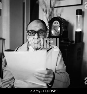 Deutscher Komiker und Wortspieler Heinz Erhardt in seinem Haus in Hamburg, Anfang 1970er Jahre. German comedian and master of Stock Photo