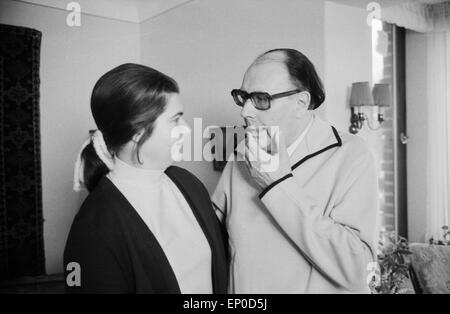 Deutscher Komiker und Wortspieler Heinz Erhardt mit seiner Tochter Grit in seinem Haus in Hamburg, Anfang 1970er Jahre. Germa Stock Photo