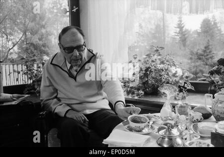 Deutscher Komiker und Wortspieler Heinz Erhardt bei einer Tasse Kaffee in seinem Haus in Hamburg, Anfang 1970er Jahre. German Stock Photo