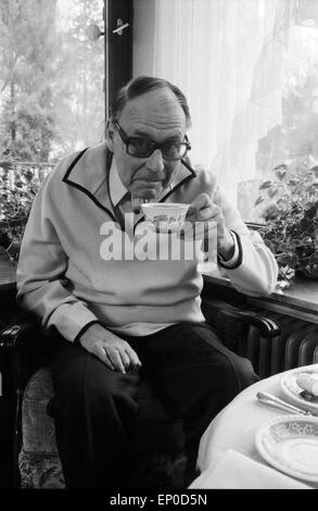 Deutscher Komiker und Wortspieler Heinz Erhardt bei einer Tasse Kaffee in seinem Haus in Hamburg, Anfang 1970er Jahre. German Stock Photo