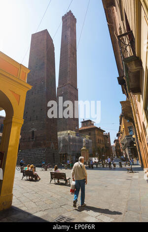 Bologna, Emilia-Romagna, Italy.  The Duo Torres, or Two Towers, in Piazza di Porto Ravegnana. Stock Photo