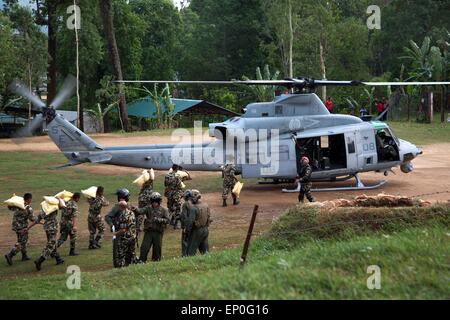 Kathmandu, Nepal. 10th May, 2015. Nepalese soldiers load relief supplies into a U.S. Marine Corps UH-1Y Venom helicopter following massive earthquakes that struck the mountain kingdom May 11, 2014 in Sindhuli, Nepal. Stock Photo