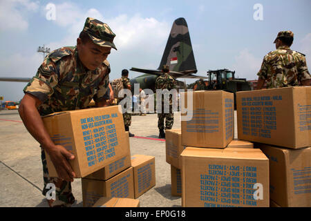 Kathmandu, Nepal. 10th May, 2015. Nepalese soldiers offload relief supplies at Tribhuvan International Airport following massive earthquakes that struck the mountain kingdom May 10, 2014 in Kathmandu, Nepal. Stock Photo