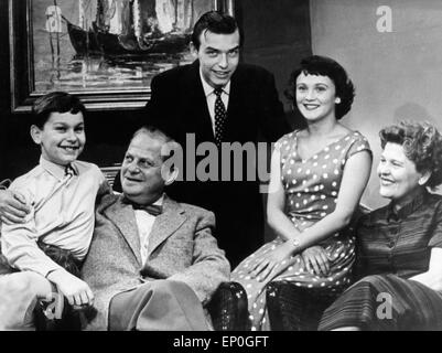 Unsere Nachbarn heute abend – Familie Schölermann, Deutschland 1954 - 1960, Regie: Ruprecht Essberger, Darsteller: Margit Cargil Stock Photo