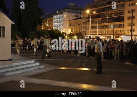 Athens, Greece. 12th May 2015. The changing of the guards at the Tomb of the Unknown Soldier continues as normal while the protest is hold in the space in front of it. People gathered outside the Greek Parliament, to protest against the Education Bill that was discussed inside the Parliament and called for a rejection of the bill. The protest was attended by parliamentary spokesman of Néa Dimokratía Adonis Georgiadis. Credit:  Michael Debets/Alamy Live News Stock Photo