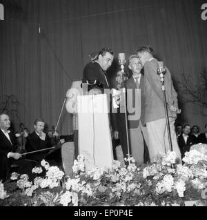 Deutscher Sänger, Entertainer und Showmaster Peter Frankenfeld mit jungen Talenten, Hamburg 1954. German actor, singer and sh Stock Photo