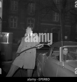 Der Jazzpianist und Komponist Fritz Schulz - Reichel mit seinem Mercedes Benz 190 SL Cabrio an der Zapfsäule einer Tankstelle, H Stock Photo
