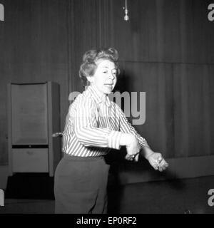 Deutsche Schauspielerin Inge Meysel probt für ihre Rolle in 'Passagiere', Hamburg 1956. German actress Inge Meysel doing reh Stock Photo