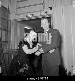 Deutsche Schauspielerin, Sängerin und Kunstpfeiferin Ilse Werner mit Sänger und Schauspieler Peter Alexander bei der Show 'D Stock Photo