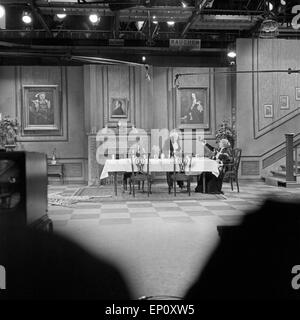 Blick ins Studio mit Freddie Frinton als Butler James und May Warden als Miss Sophie in dem Sketch 'Dinner for One oder Der 90. Stock Photo
