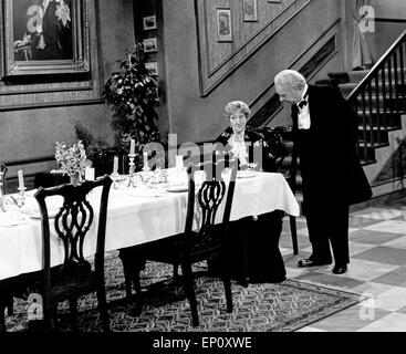 Freddie Frinton als Butler James und May Warden als Miss Sophie in dem Sketch 'Dinner for One oder Der 90. Geburtstag' als Ferns Stock Photo