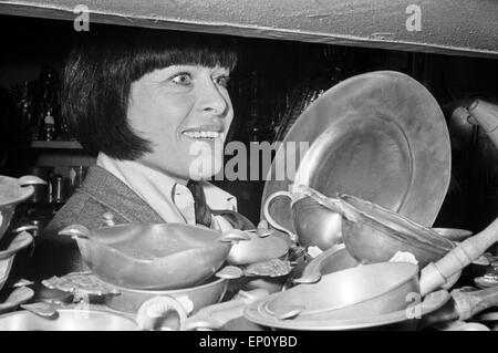 Deutsche Schauspielerin und Autorin Barbara Rütting in einem Antiquitätenladen, Deutschland 1970er Jahre. German actress and Stock Photo