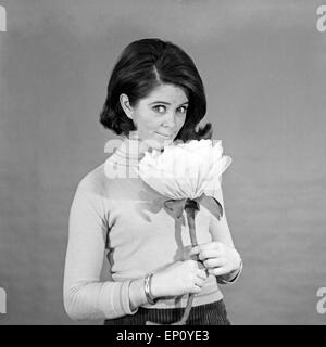 Norwegische Schlagersängerin Wencke Myhre mit einer Papierblume, 1960er Jahre. Norwegian schlager singer Wencke Myhre with a Stock Photo