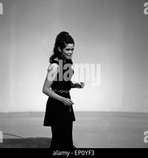 Norwegische Schlagersängerin Wencke Myhre bei einem Fernsehauftritt, 1960er Jahre. Norwegian schlager singer Wencke Myhre pe Stock Photo
