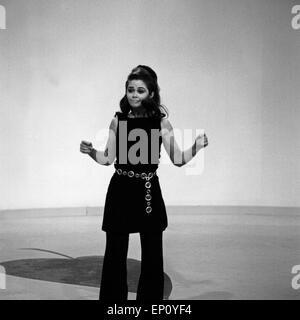 Norwegische Schlagersängerin Wencke Myhre bei einem Fernsehauftritt, 1960er Jahre. Norwegian schlager singer Wencke Myhre pe Stock Photo