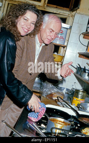 Deutscher Humorist Vicco von Bülow alias Loriot und die Schauspielerin Eveyln Hamann fachsimpeln in der Küche eines Restauran Stock Photo