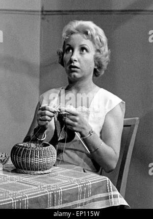 Deutsche Schauspielerin und Kabarettistin Edith Hancke in der Fernsehsendung 'Nelson-Premiere', Deutschland 1950er Jahre. Ge Stock Photo