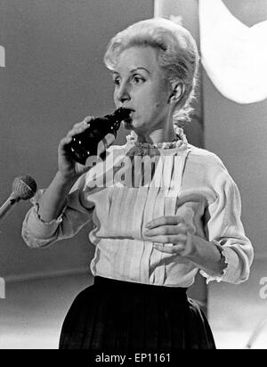 Deutsche Schauspielerin und Kabarettistin Edith Hancke in der bei einem Fernsehauftritt, Deutschland 1950er Jahre. German ca Stock Photo