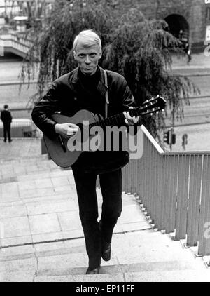 Deutscher Sänger Heino mit Gitarre in der Nähe der Landungsbrücken auf St. Pauli, Hamburg 1960er Jahre. German singer Heino a Stock Photo