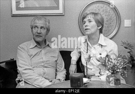 Deutschen Schauspieler, Synchron- und Hörspielsprecher Marianne Kehlau und Ernst von Klipstein sitzen im Wohnzimmer und erzä Stock Photo