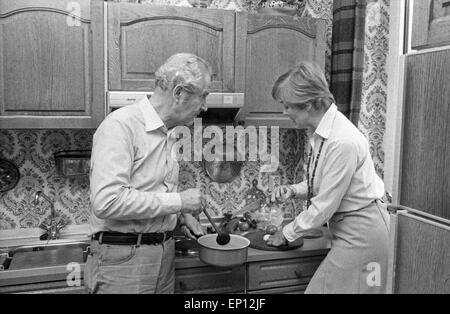 Deutschen Schauspieler, Synchron- und Hörspielsprecher Marianne Kehlau und Ernst von Klipstein beim Kochen in der Küche, Ham Stock Photo