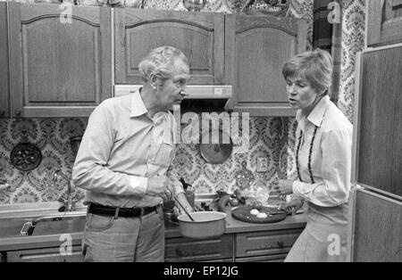 Deutschen Schauspieler, Synchron- und Hörspielsprecher Marianne Kehlau und Ernst von Klipstein beim Kochen in der Küche, Ham Stock Photo