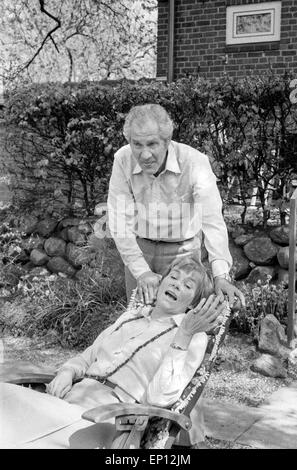 Deutschen Schauspieler, Synchron- und Hörspielsprecher Marianne Kehlau und Ernst von Klipstein sitzen im Garten und tauschen Stock Photo