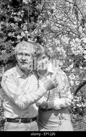 Deutschen Schauspieler, Synchron- und Hörspielsprecher Marianne Kehlau und Ernst von Klipstein unter einem blühenden Baum im Stock Photo