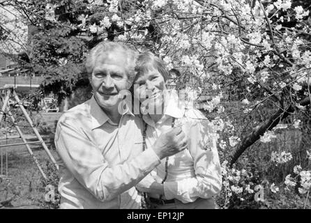 Deutschen Schauspieler, Synchron- und Hörspielsprecher Marianne Kehlau und Ernst von Klipstein unter einem blühenden Baum im Stock Photo