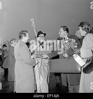 Deutscher Violinist Helmut Zacharias bei der Ankunft auif dem Flughafen Hamburg, Deutschland 1950er Jahre. German violinist H Stock Photo