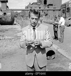 Der amerikanische Schauspieler George Nader  auf einem alten Fabrikgelände, Deutschland 1960er Jahre. American actor George Nade Stock Photo