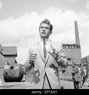 Der amerikanische Schauspieler George Nader  auf einem alten Fabrikgelände, Deutschland 1960er Jahre. American actor George Nade Stock Photo