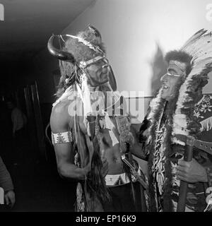 Deutscher Ballettmeister, Synchronsprecher und Schauspieler Benno Hoffmann als Indianerhäuptlin (rechts), Deutschland 1960er Stock Photo