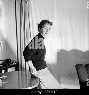 Porträt einer jungen Frau mit Kurzhaarfrisur, Deutschland 1950er Jahre. Portrait of a young woman with short hair, Germany 1950s Stock Photo