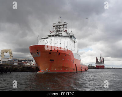 Go Pegasus Tug Supply Vessel and MPI Discovery jack up vessel for wind turbine installation, River Tees Stock Photo