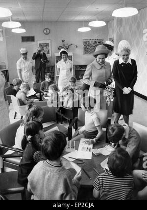 The Queen visits new £6 million Leighton Hospital in Crewe, 4th May 1972. Childrens Ward. Susanna Lewis, Chief Nursing Officer. Stock Photo