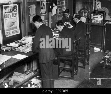 Art staff at work, Daily Mirror Graphics Department, Bouvene Street, London, June 1922. Stock Photo