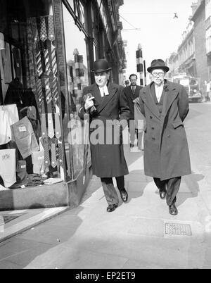 Mr H B Hylton-Foster (left) QC for Michael Pitt-Rivers. on right is Norman Broderick. Winchester Crown Court, 17th March 1954. Stock Photo