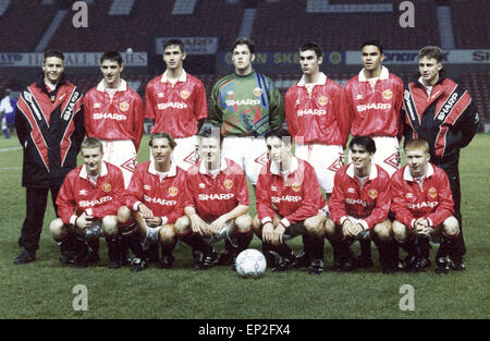 The Manchester United FA Youth team cup team line up before their match against Blackburn at Old Trafford, which they won 4-1. They are back row left to right: Mark Rawlinson, Joe Roberts, Chris Casper, Darren Whitmarsh, Keith Gillespie, John O' Kane and Richard Irving. Front row left to right: Steven Riley, Robert Savage, David Beckham, Gary Neville, Ben Thornley and Paul Scholes. 8th December 1992. Stock Photo