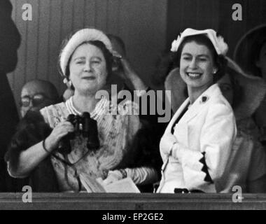 Her Majesty Queen Elizabeth II watches the horseracing from the Royal Box at Ascot. 18th June 1953. Stock Photo