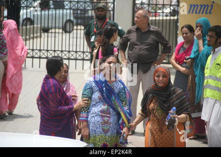 Karachi, Pakistan. 13th May, 2015. People and ambulances gather outside the hospital after a bus was attacked by six gunmen. At least 45 dead and 13 passengers were wounded on the Karachi's bus firing where the victims were nearly all Ismailis, according to the reports. Credit:  PACIFIC PRESS/Alamy Live News Stock Photo