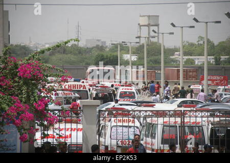 Karachi, Pakistan. 13th May, 2015. People and ambulances gather outside the hospital after a bus was attacked by six gunmen. At least 45 dead and 13 passengers were wounded on the Karachi's bus firing where the victims were nearly all Ismailis, according to the reports. Credit:  PACIFIC PRESS/Alamy Live News Stock Photo