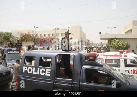 Karachi, Pakistan. 13th May, 2015. People and ambulances gather outside the hospital after a bus was attacked by six gunmen. At least 45 dead and 13 passengers were wounded on the Karachi's bus firing where the victims were nearly all Ismailis, according to the reports. Credit:  PACIFIC PRESS/Alamy Live News Stock Photo