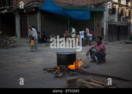 Kathmandu, KATHMANDU, NEPAL. 13th May, 2015. After the new earthquake of 7.3 that shook Nepal last tuesday, people from the city of Kathmandu are leaving their houses and provisionally living on shelters of different kinds in the streets. © Ivan Castaneira/ZUMA Wire/ZUMAPRESS.com/Alamy Live News