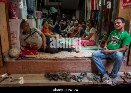 Kathmandu, Nepal. 13th May, 2015. After the new earthquake of 7.3 that shook Nepal this Tuesday, people from the city of Kathmandu are forced into living oin shelters of different kinds on the streets. © Ivan Castaneira/ZUMA Wire/ZUMAPRESS.com/Alamy Live News