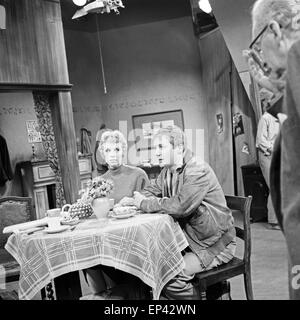 Blick zurück im Zorn, Fernsehspiel, Deutschland 1958, Regie: John Olden, Darsteller: Werner Bruhns, Hilde Mikulicz Stock Photo